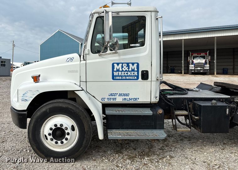 image for item EN5604 1995 Freightliner FL70 semi truck