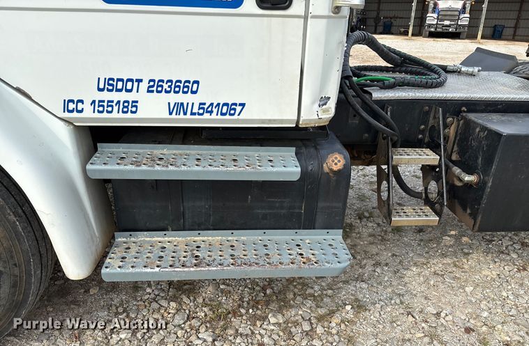 image for item EN5604 1995 Freightliner FL70 semi truck