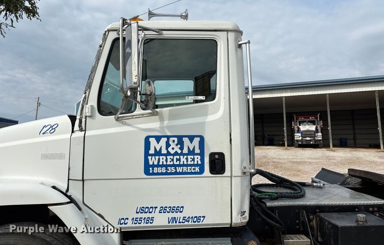 image for item EN5604 1995 Freightliner FL70 semi truck