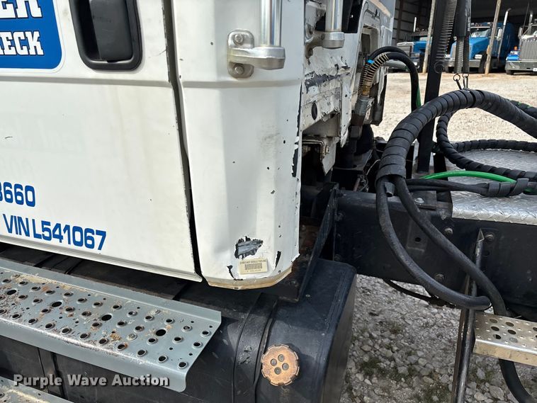 image for item EN5604 1995 Freightliner FL70 semi truck