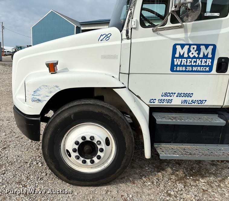 image for item EN5604 1995 Freightliner FL70 semi truck