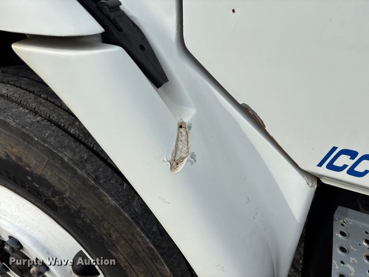 image for item EN5604 1995 Freightliner FL70 semi truck