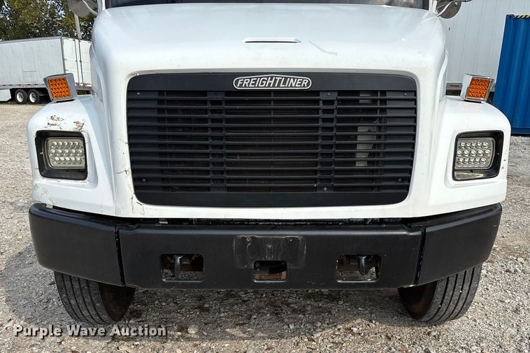image for item EN5604 1995 Freightliner FL70 semi truck