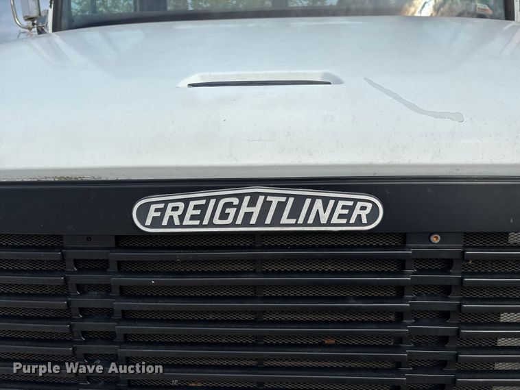 image for item EN5604 1995 Freightliner FL70 semi truck