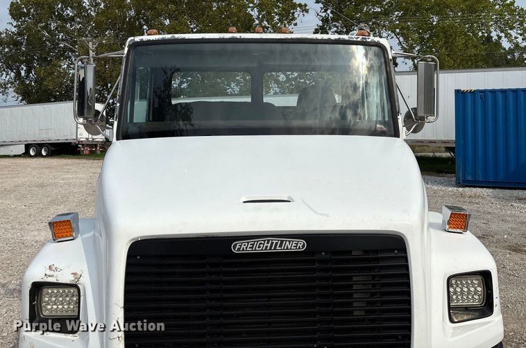 image for item EN5604 1995 Freightliner FL70 semi truck