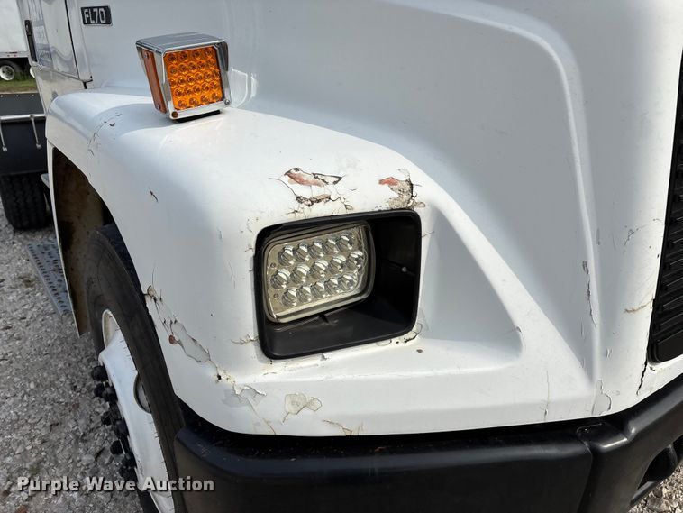 image for item EN5604 1995 Freightliner FL70 semi truck