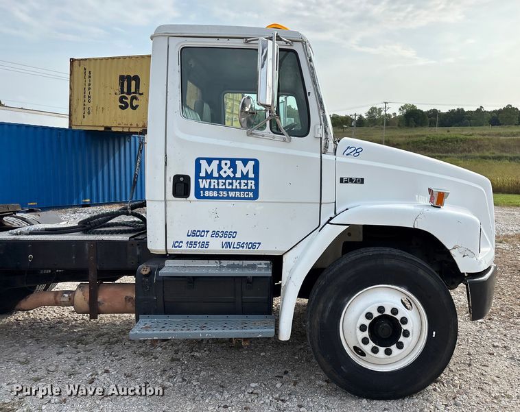 image for item EN5604 1995 Freightliner FL70 semi truck