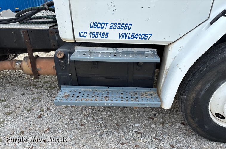 image for item EN5604 1995 Freightliner FL70 semi truck