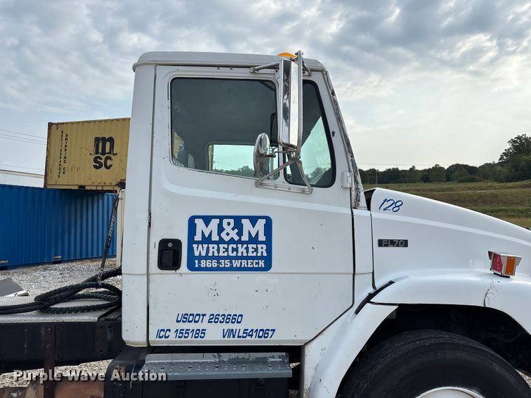 image for item EN5604 1995 Freightliner FL70 semi truck