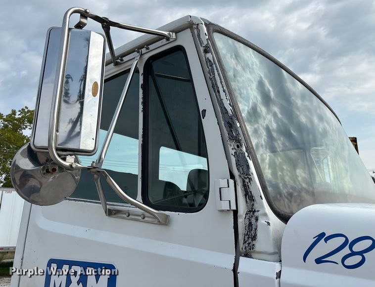 image for item EN5604 1995 Freightliner FL70 semi truck