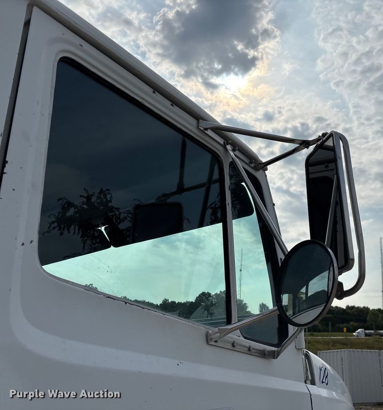 image for item EN5604 1995 Freightliner FL70 semi truck