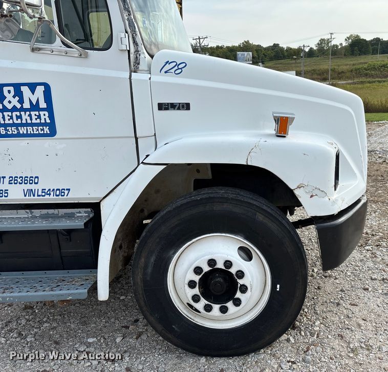 image for item EN5604 1995 Freightliner FL70 semi truck