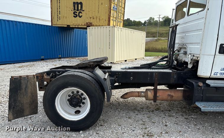 image for item EN5604 1995 Freightliner FL70 semi truck