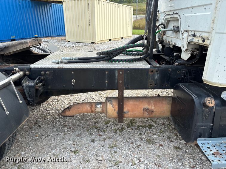 image for item EN5604 1995 Freightliner FL70 semi truck