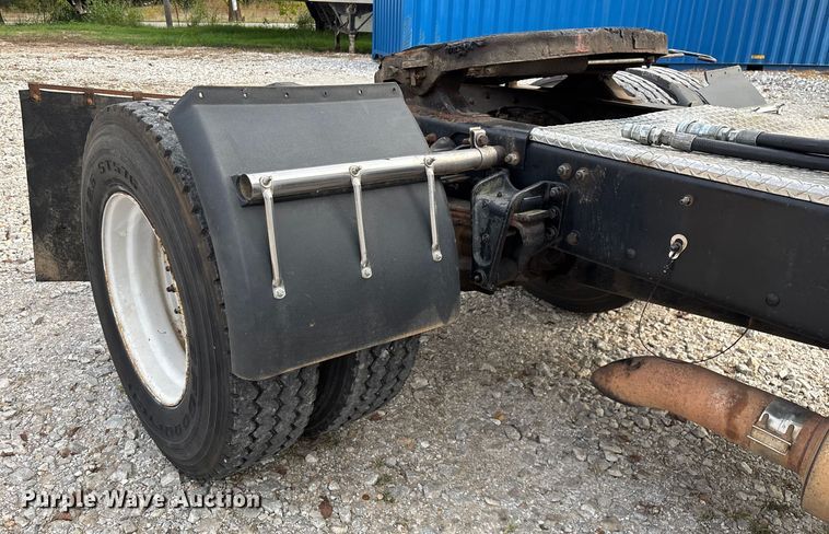 image for item EN5604 1995 Freightliner FL70 semi truck