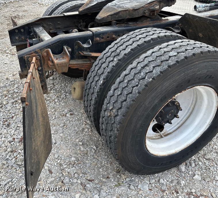 image for item EN5604 1995 Freightliner FL70 semi truck