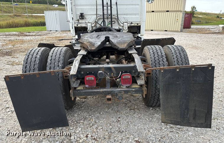 image for item EN5604 1995 Freightliner FL70 semi truck