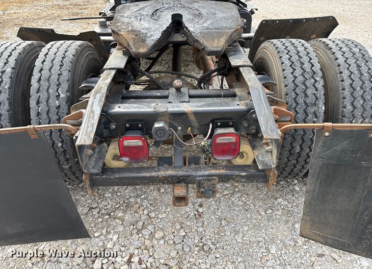 image for item EN5604 1995 Freightliner FL70 semi truck