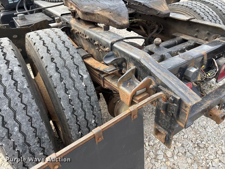 image for item EN5604 1995 Freightliner FL70 semi truck