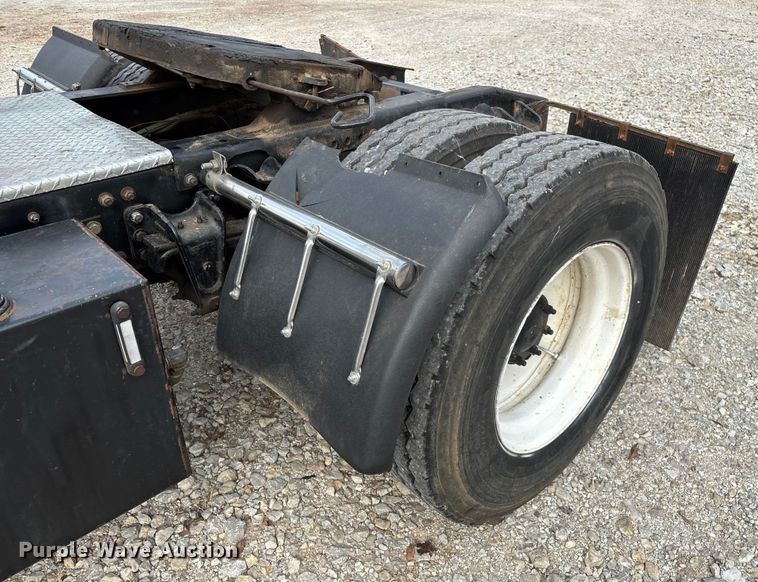 image for item EN5604 1995 Freightliner FL70 semi truck