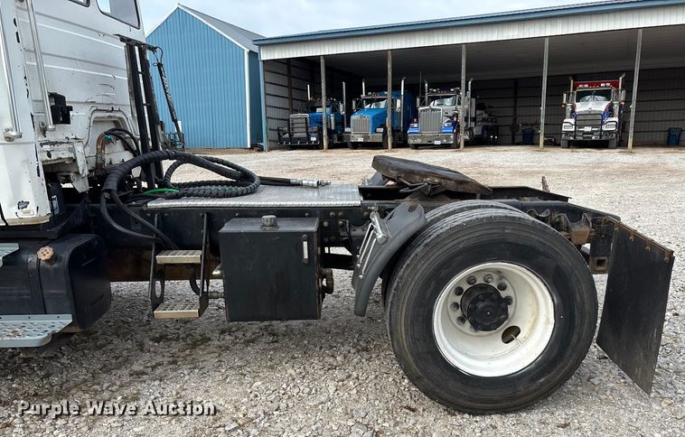 image for item EN5604 1995 Freightliner FL70 semi truck