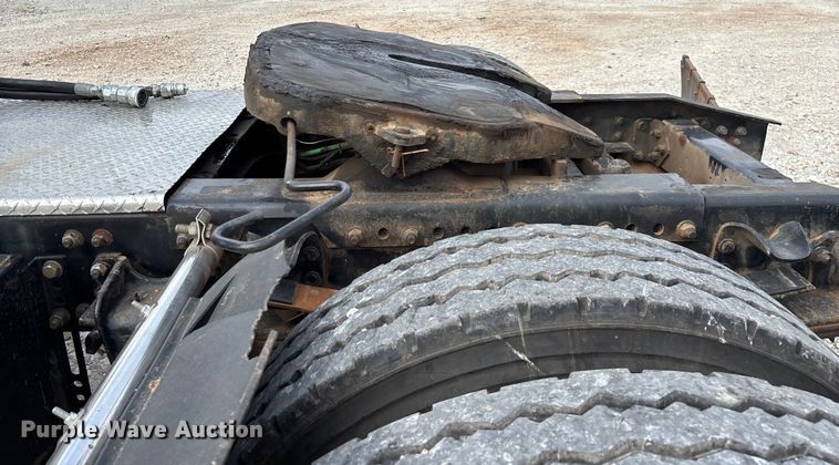 image for item EN5604 1995 Freightliner FL70 semi truck