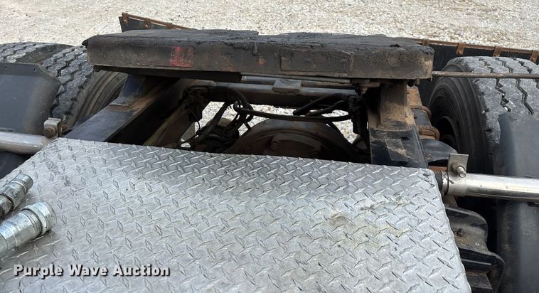 image for item EN5604 1995 Freightliner FL70 semi truck