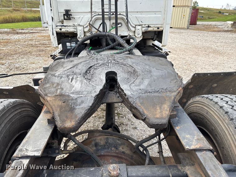 image for item EN5604 1995 Freightliner FL70 semi truck