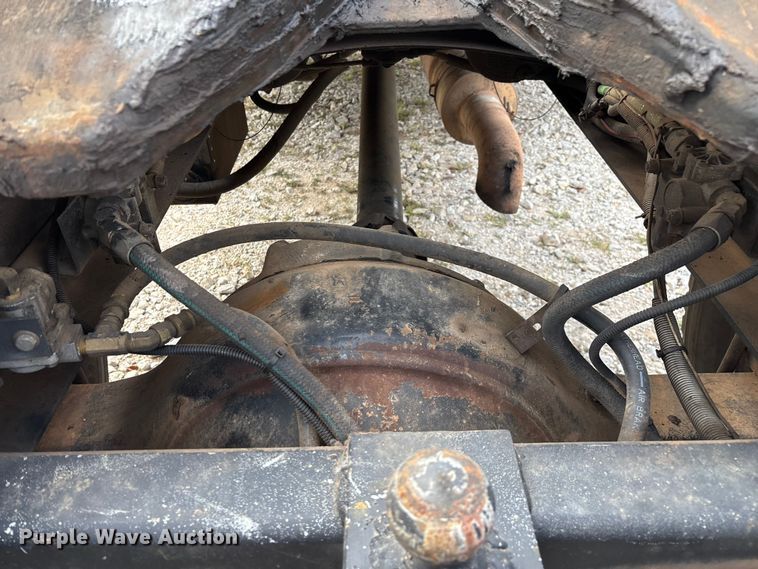 image for item EN5604 1995 Freightliner FL70 semi truck