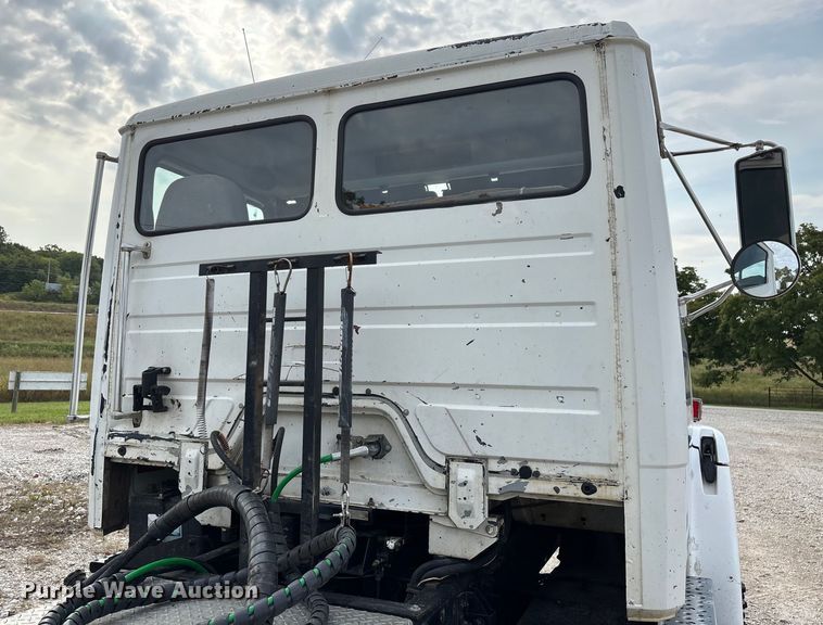 image for item EN5604 1995 Freightliner FL70 semi truck