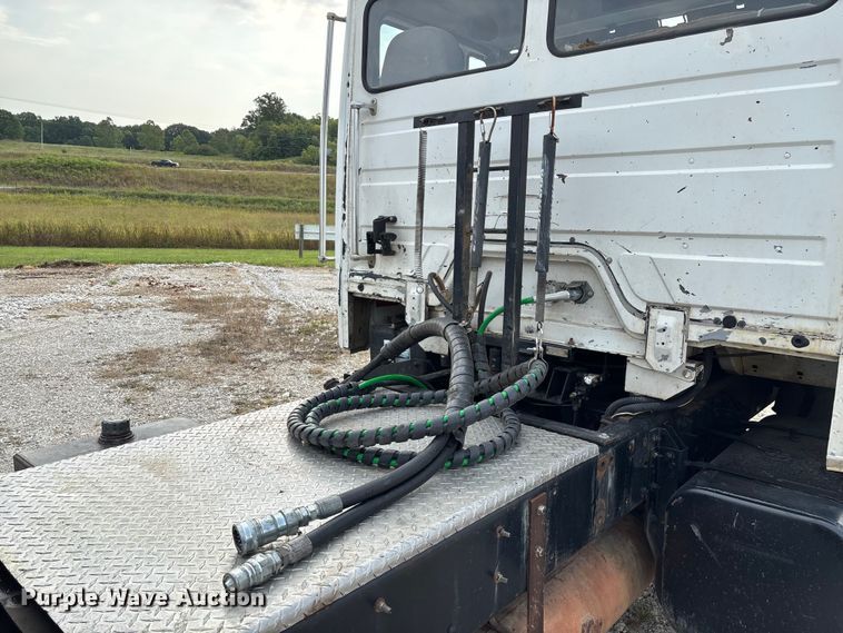 image for item EN5604 1995 Freightliner FL70 semi truck