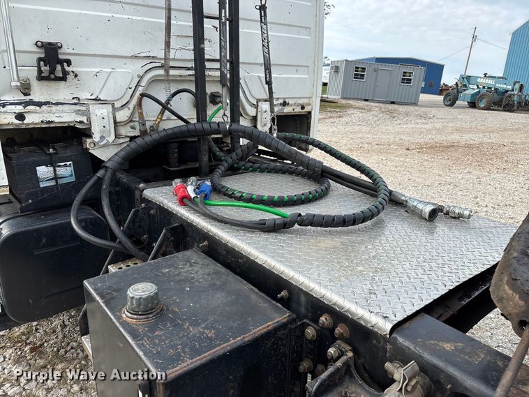 image for item EN5604 1995 Freightliner FL70 semi truck