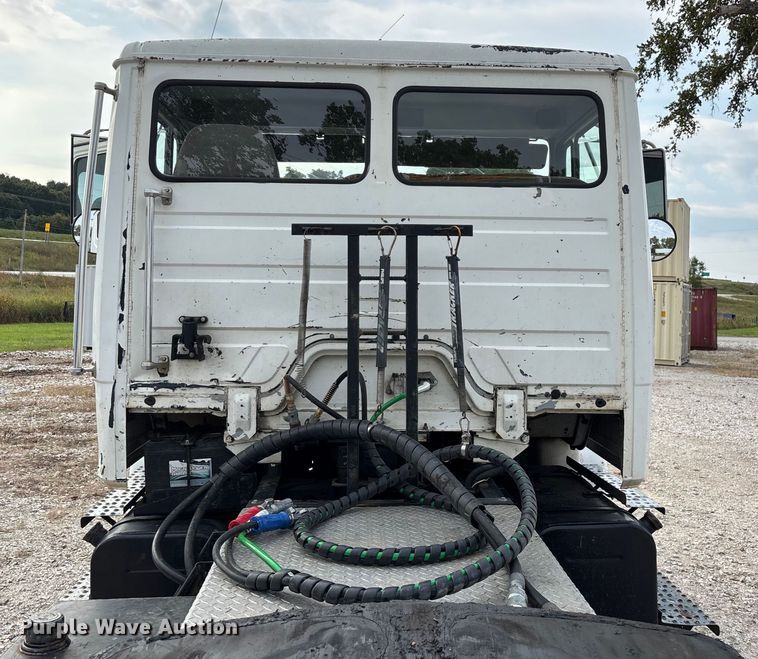 image for item EN5604 1995 Freightliner FL70 semi truck