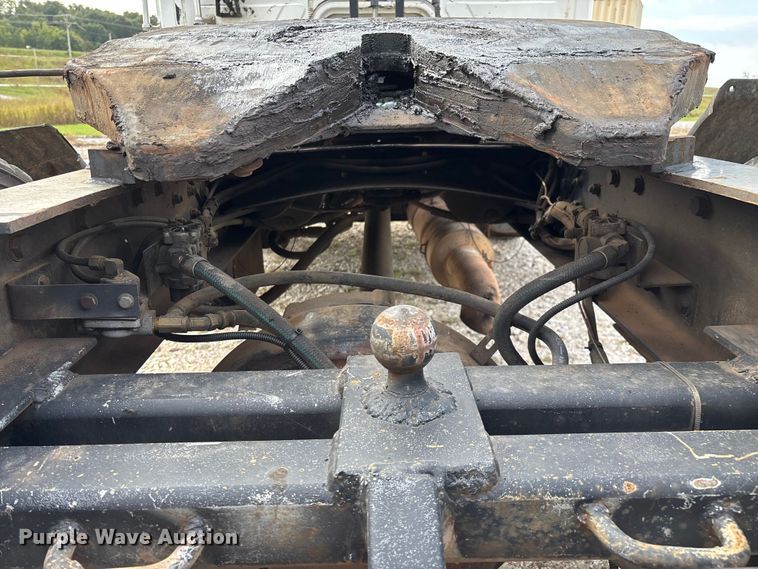 image for item EN5604 1995 Freightliner FL70 semi truck