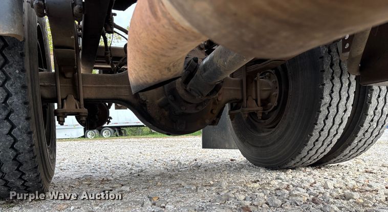 image for item EN5604 1995 Freightliner FL70 semi truck