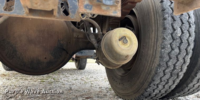 image for item EN5604 1995 Freightliner FL70 semi truck