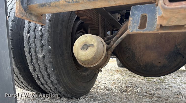 image for item EN5604 1995 Freightliner FL70 semi truck