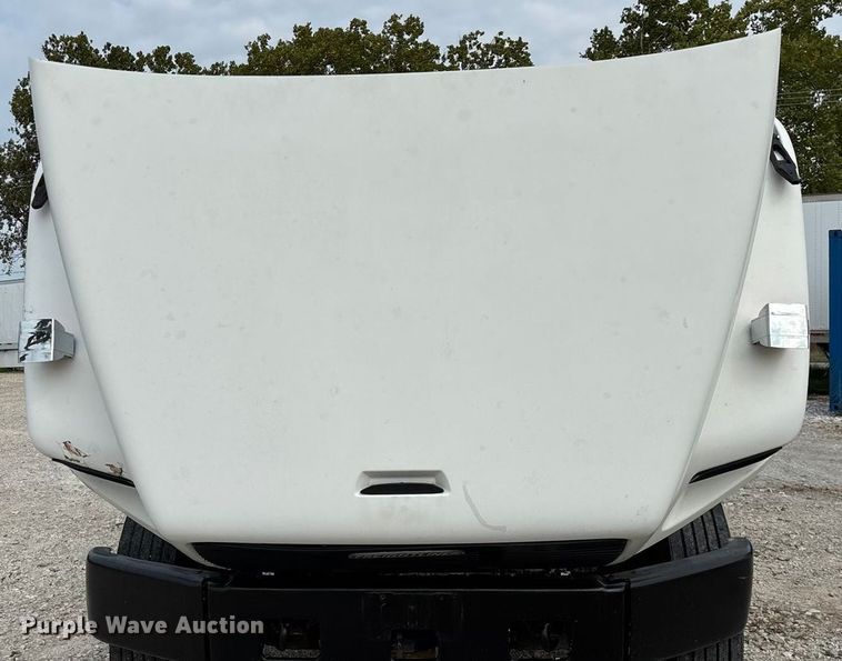 image for item EN5604 1995 Freightliner FL70 semi truck