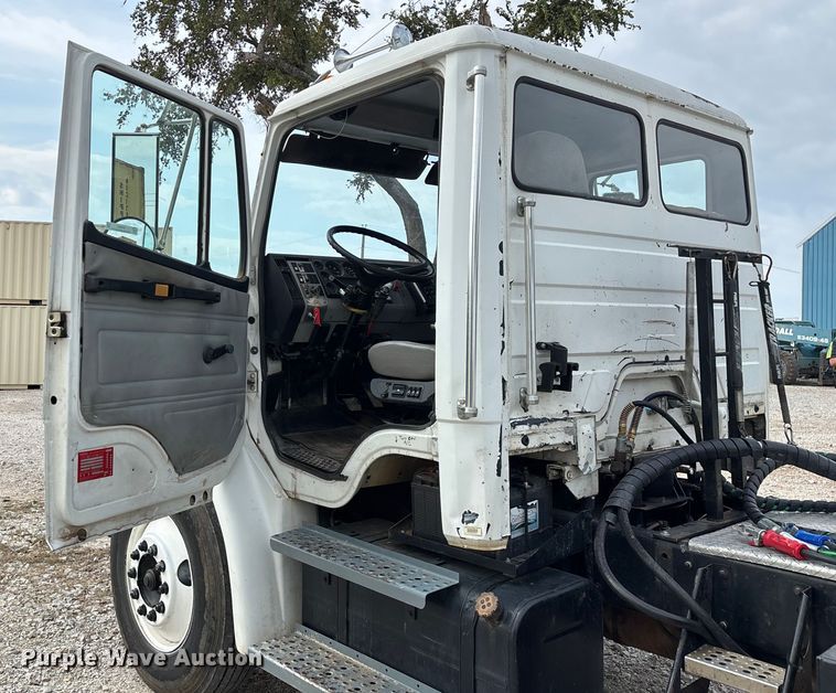 image for item EN5604 1995 Freightliner FL70 semi truck