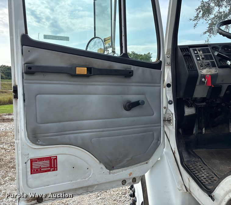 image for item EN5604 1995 Freightliner FL70 semi truck