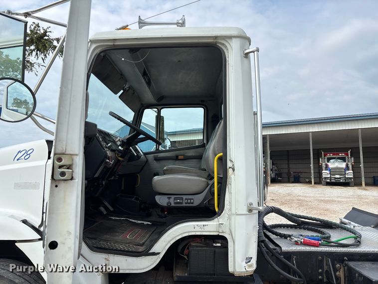 image for item EN5604 1995 Freightliner FL70 semi truck