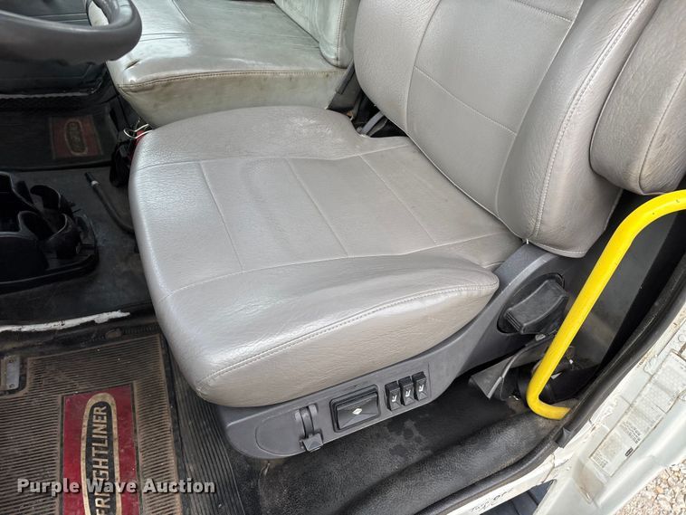 image for item EN5604 1995 Freightliner FL70 semi truck