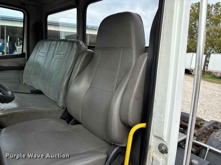 image for item EN5604 1995 Freightliner FL70 semi truck