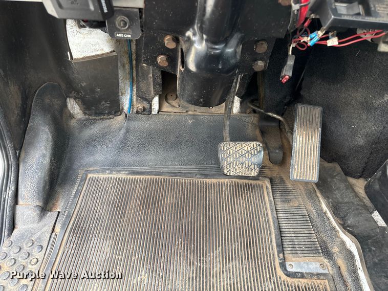 image for item EN5604 1995 Freightliner FL70 semi truck