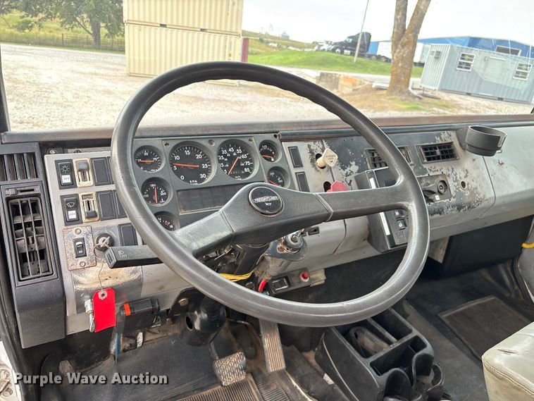 image for item EN5604 1995 Freightliner FL70 semi truck