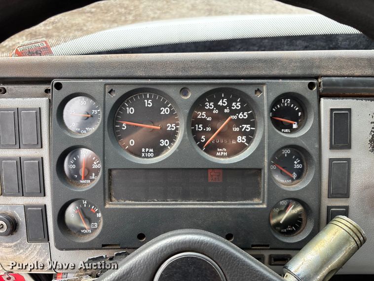 image for item EN5604 1995 Freightliner FL70 semi truck