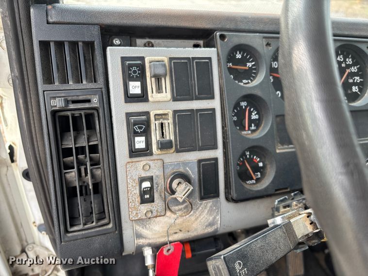 image for item EN5604 1995 Freightliner FL70 semi truck