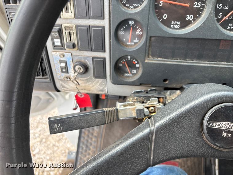 image for item EN5604 1995 Freightliner FL70 semi truck