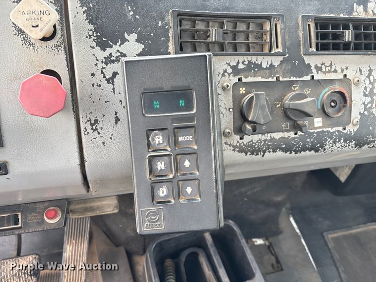 image for item EN5604 1995 Freightliner FL70 semi truck