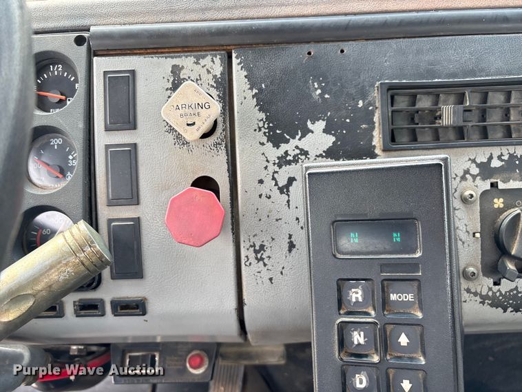 image for item EN5604 1995 Freightliner FL70 semi truck